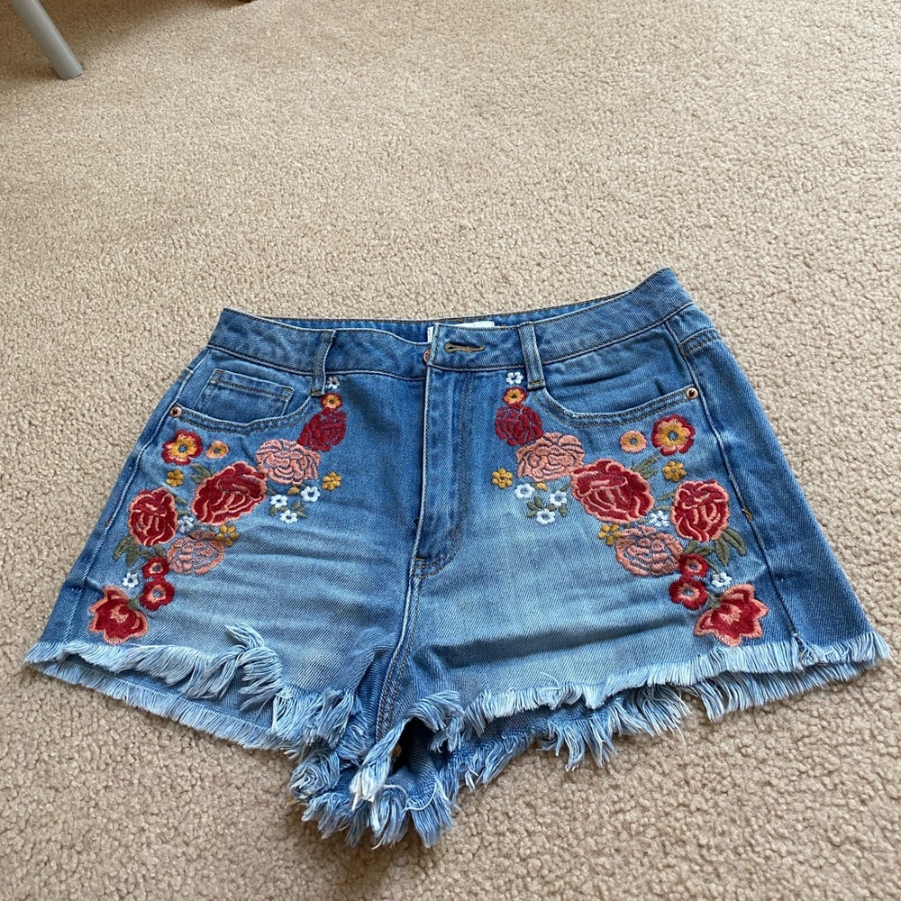Embroidery shorts - Picture 2 of 3